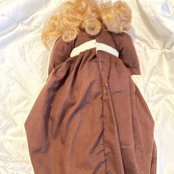 House of Lloyd 1988 Pricilla Pilgrim Doll Wearing Brown and Cream - Picture 6 of 6